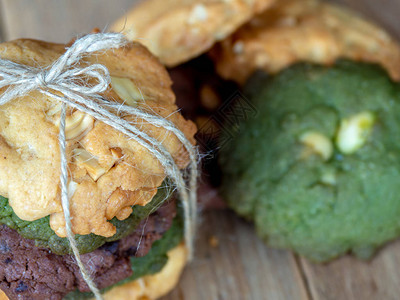 多色饼干包罗花生酱绿茶饼干和巧克力薯片曲奇饼由木制桌上的背景图片