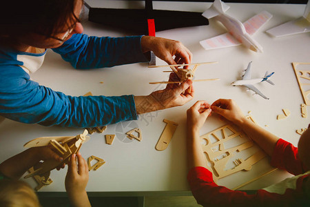 师生老师和孩子制作玩具飞机儿童工图片