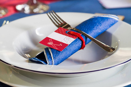 婚礼或餐厅桌套装盘子上的餐巾图片