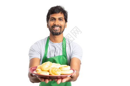 友好的印度男员工在超市或大卖场提供甜圈背景图片