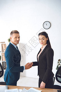 商业同事在办公室工作单位握手的一背景图片