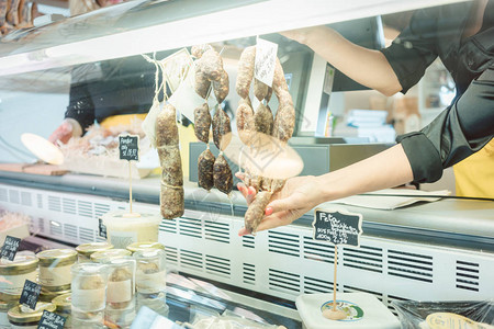 在熟食店或超市的销售女孩在图片