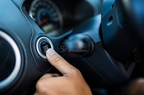 按人手指按键启动汽车红色按钮引擎图片