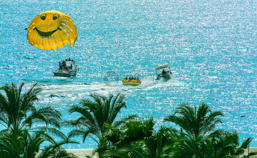游客滑翔伞度假游客的热门水上景点土耳其安塔利亚的水上图片