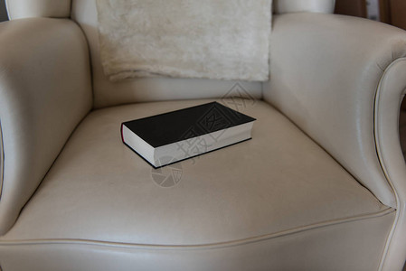 合上的书躺在皮椅上图片