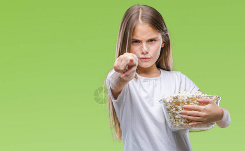年轻漂亮的女孩吃爆米花小吃图片