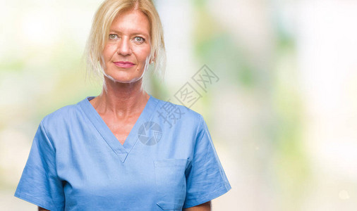 中年金发女子身着医生护士制服图片