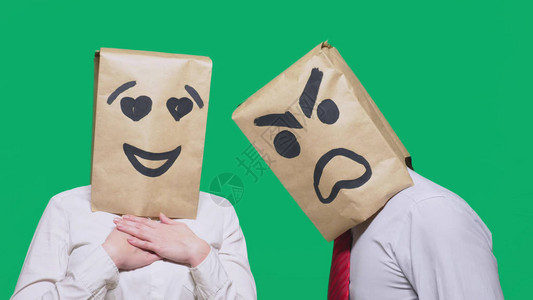 情绪和手势的概念纸袋里的两个人面带微笑积极的笑脸发誓第二个用爱图片