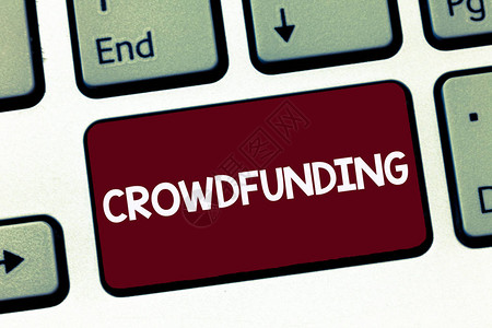 概念意指通过从大量展示中筹集资金来资助一个项目掌上电脑的用户是Crowdfr背景图片