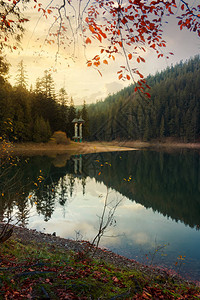 Synevyr湖的秋天风景图片