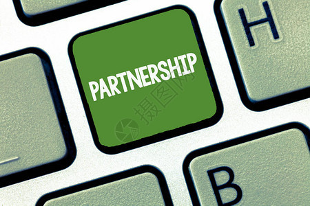 显示伙伴关系的文本符号两个或多个显示为合作伙伴合作团结的图片