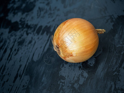 onionone洋葱头在深色木质背景上特写在木图片