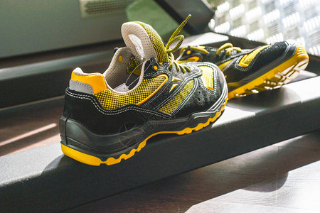 健身房里的无品牌现代运动鞋黑黄舒适的鞋子穿着运动鞋图片