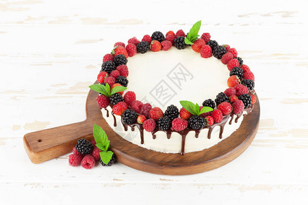 白色背景上的巧克力和浆果芝士蛋糕背景图片