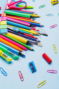 带有亮笔铅笔和其他东西的铅笔盒教育或回到学校的概念在蓝色图片
