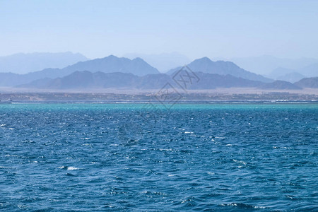 夏日大海的美丽景色背景图片