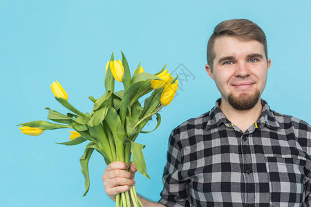 有黄色郁金香花的男子黄郁金香在胡图片