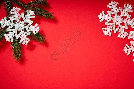 红色背景的美丽的圣诞白星带背景图片