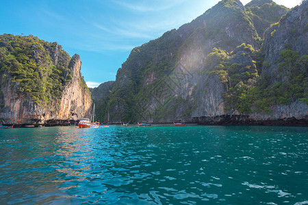 岩石大海和蓝天图片