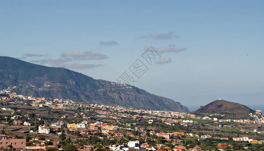 从PuertodelaCruz镇到Teide火山的景象位于西班图片