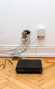 使用过时的CATV和新的FTTH纤维插口在家庭墙壁上安装光纤装置图片