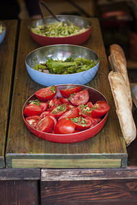 素食西红柿和西兰花在桌子上沙拉和面包玉米饼街头美食节图片