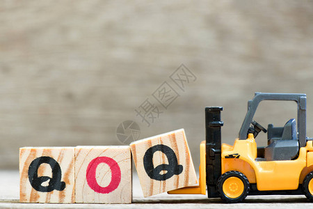 托伊叉车在木材背景上用qoq字季度四分之一的缩写图片