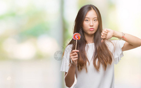 年轻的年青女在孤立的背图片