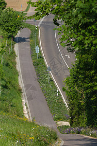在南德地区有春季自然的公路旁边图片