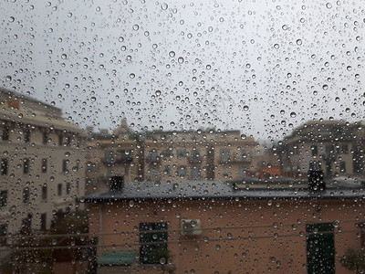 城市夏雨过后在窗户上浮着一些水图片