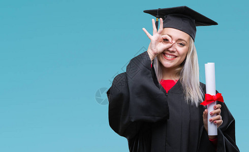 年轻的金发女子穿着研究生制服图片