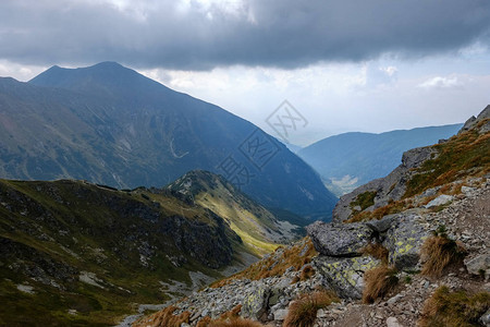 斯洛伐克塔特拉山脉Banikov山峰顶端的山丘全景图片