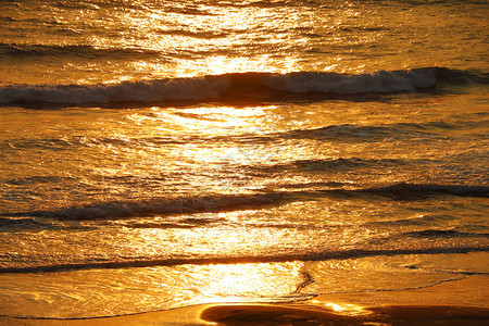 在太平洋的海浪中欣赏日落图片