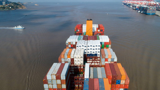 集装箱货船在公海进出口业务物流和国际运输中的空中顶图片