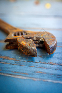 陈旧木制地板上老旧的生锈可调整改造的扳图片