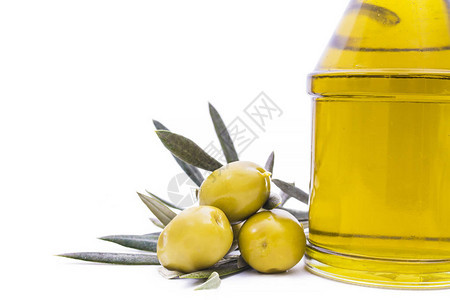 一瓶特级初榨橄榄油和橄榄在白色上分离图片
