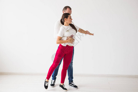 快乐的情侣跳舞社会舞蹈kizomba与bachataSals图片