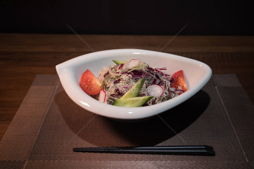 里面有日本菜的盘子木桌上有日本传统食图片