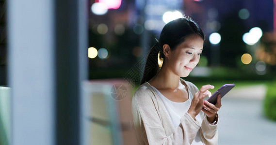 在香港街头使用手机的女人背景图片