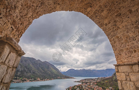 从黑山上坡上的小型礼拜堂看Kotor湾和老图片