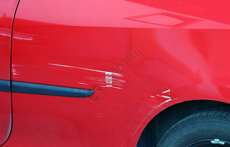 红色车被涂油漆刮伤红图片