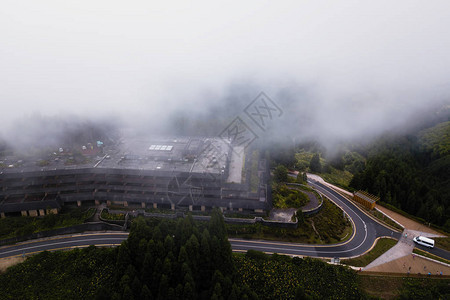 在葡萄牙亚速尔群岛圣米格尔岛的雾中废弃酒店大楼图片