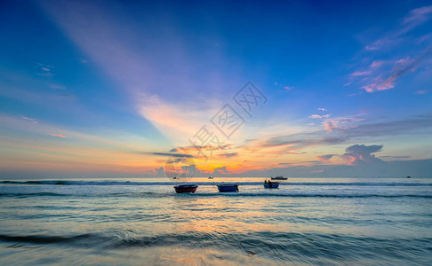 在黎明前的篮鱼船慢升起以表达整个季节的余下时间当渔民们继续捕鱼苦等图片