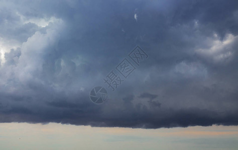 戏剧多雨天空和乌云图片