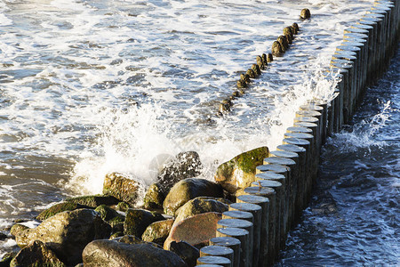 海浪在海滩沿岸断水岩图片