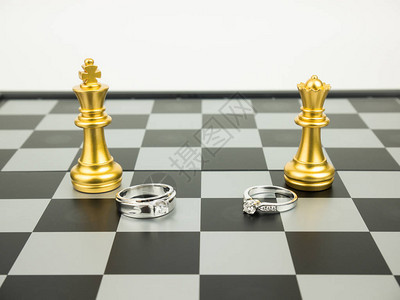 钻石戒指和王后象棋在董事会图片