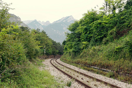 夏季山区蜿蜒的铁路图片