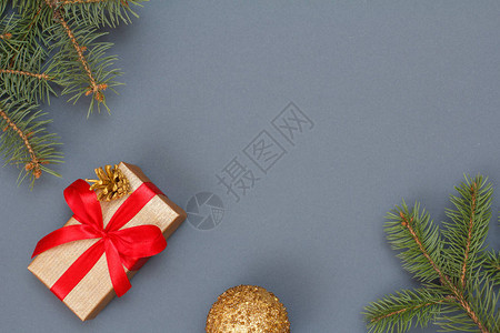 圣诞装饰礼品盒玩具球和灰色的天然fir树枝顶端视图图片