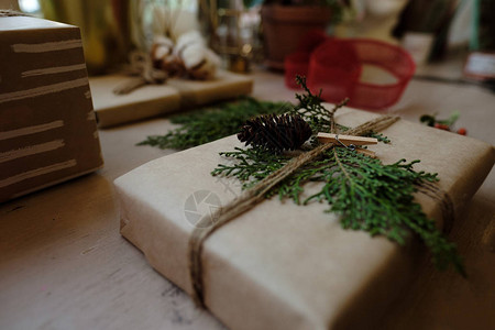古典圣诞礼品盒在棕色纸上赠送圣诞礼图片
