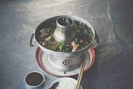 在泰国街头食品市场或泰国餐厅出售的火锅蔬菜炖牛肉清炖肉筋汤图片